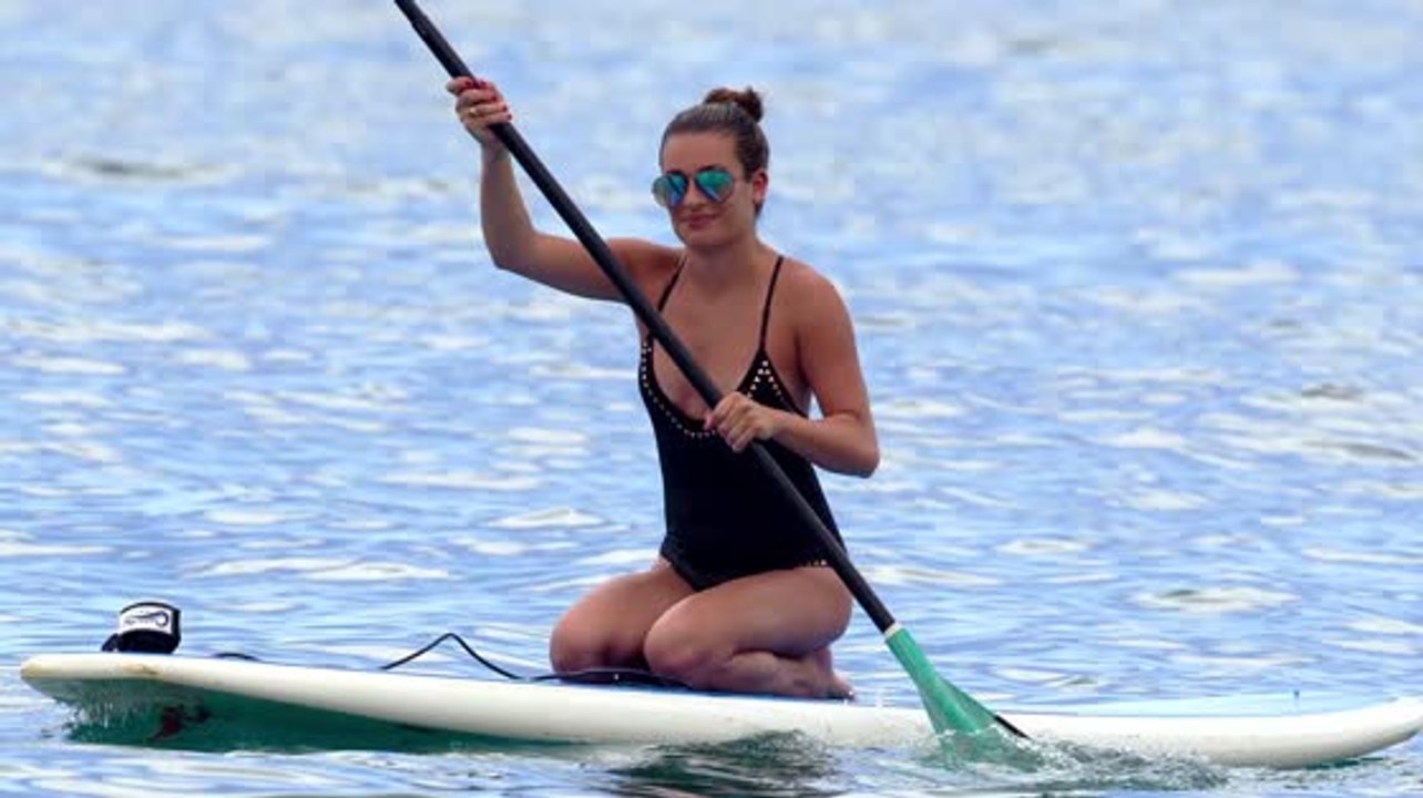 Lea Michele paddle boarding en Hawái