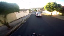 Instant Karma pour un motard qui fait un doigt d'honneur !