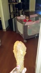 Малыш подкатывает к еде