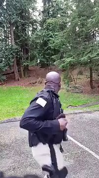 UN AGENT DE SECURITE GAMBIEN DANSE WALY SECK