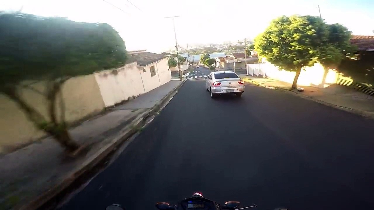 Ce motard fait un doigt à un automobiliste et se prend une benne de face.. Jambe cassée