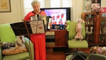 Duo improbable : mamie à l'accordéon et son chien qui danse. WTF
