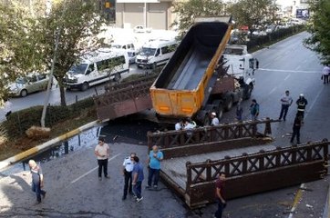 Kamyonun Açılan Damperi Üst Geçidi Yıktı