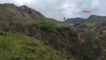 Bingöl - Kayalıklardan Düşüp Bacağını Kıran Köylü Helikopterle Alındı