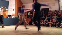 Ils offrent un grand spectacle de danse_ mais quand les deux autres se retirent_