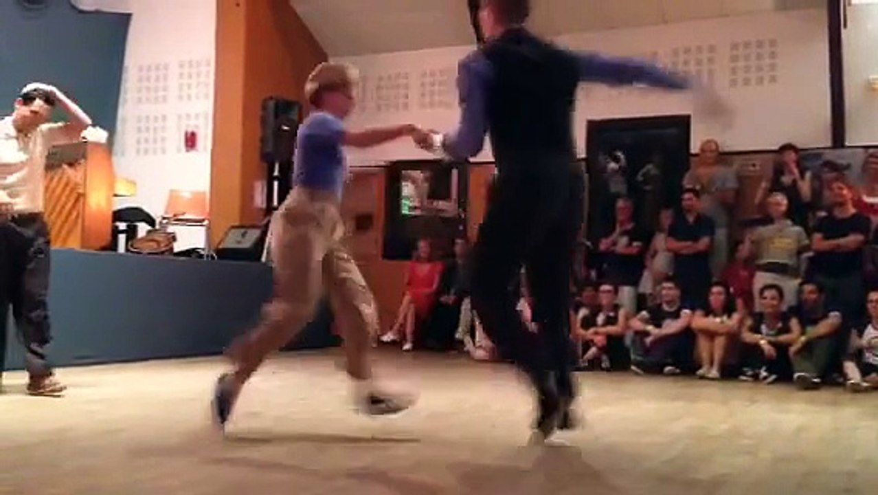 Ils offrent un grand spectacle de danse_ mais quand les deux autres se retirent_