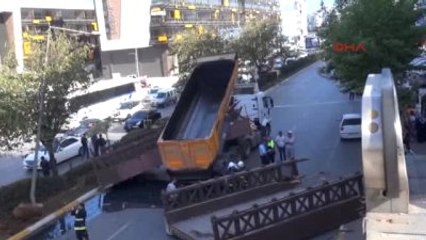 Antalya-Kamyonun Açılan Damperi Üst Geçidin Köprüsünü Koparttı