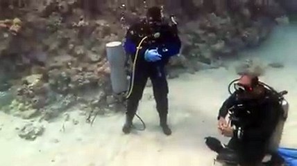 সুবাহান আল্লাহ, সমুদ্রের অতল তলদেশে নামাজ আদায় করছে