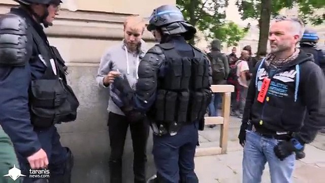 La police oblige un photographe à effacer ses photos