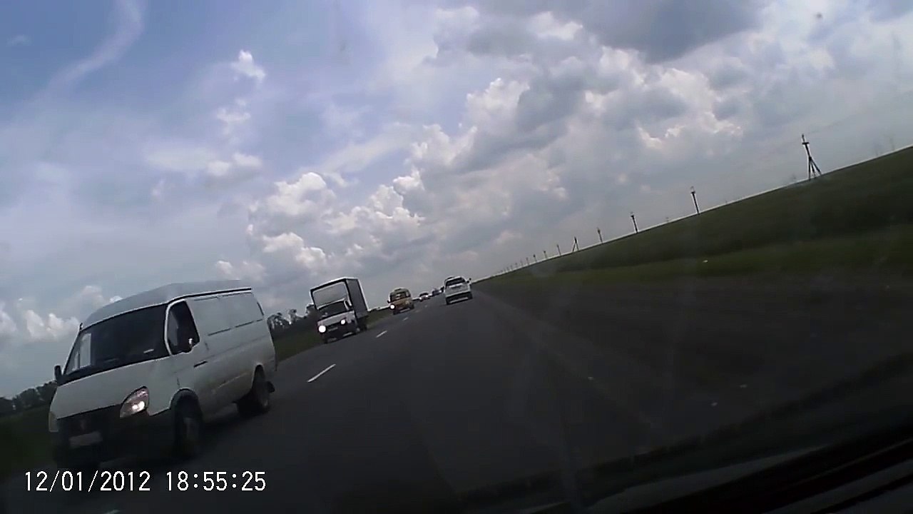 Un motard a une étoile au dessus de la tête!