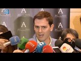 Albert Rivera acusa a PP y Podemos de vender humo