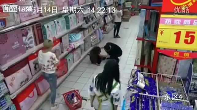 Esta fue la reacción de una mujer poseída en un supermercado