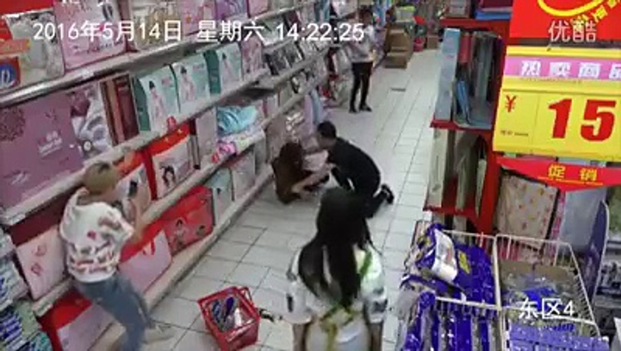 Mujer sufre una "posesión demoniaca" en un centro comercial