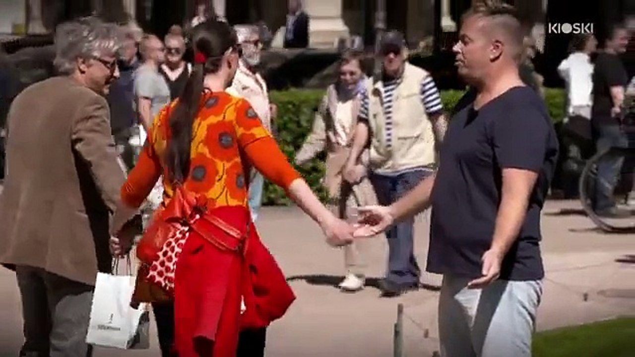 Il est séropositif et il demande aux passants de le toucher