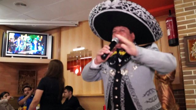 YO VENDO UNOS OJOS NEGROS .- (27-05-2016 ) AL ESTILO DE RODRIGO FERNANDEZ EN BARCELONA