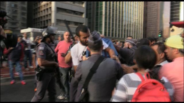Manifestantes en Brasil se enfrentan a Policía y ocupan la sede de Presidencia en Sao Paulo