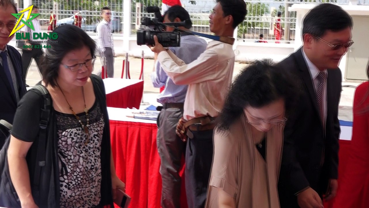 Đội kèn trống nam biểu diễn trong lễ khánh thành nhà máy