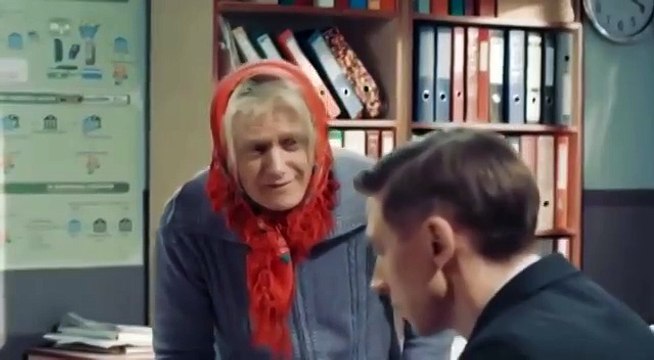 Бабушка пришла в банк за деньгами