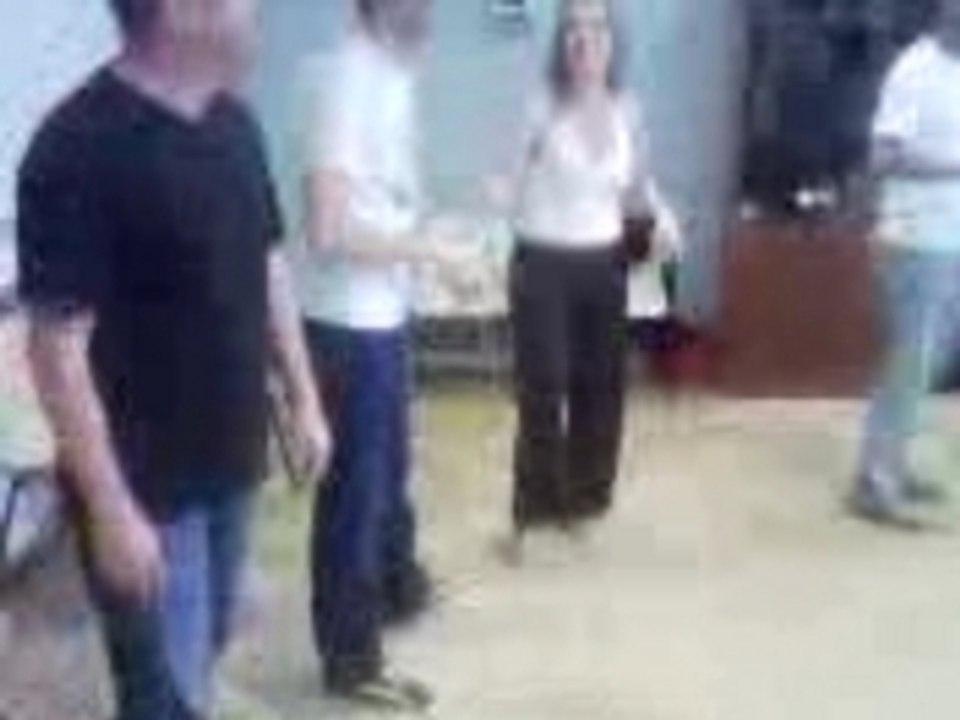 la fille tourne autour du garçon