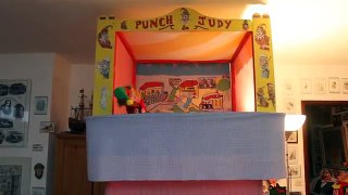 Mr Punch s'amuse - Mr Punch has fun