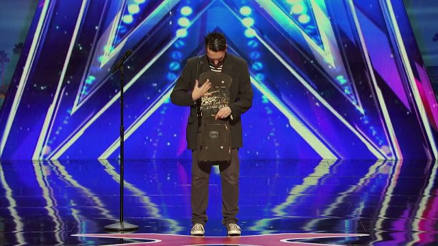 Numéro énorme d'un candidat avec du sparadrap sur la bouche : juste tordant