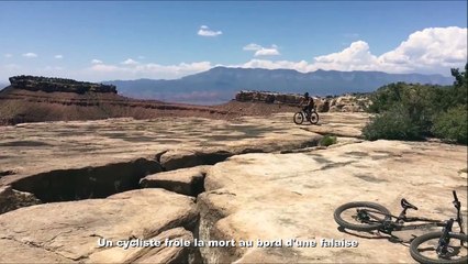 Ce cycliste tente un saut au bord d'une falaise et se rate... Chaud