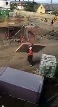 Un ouvrier se bat contre le vent et ses collègues se foutent de lui