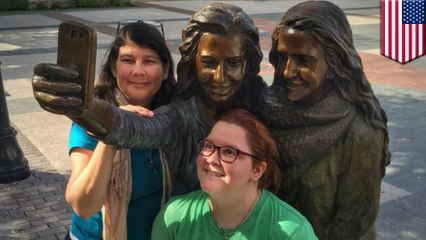 Bronze selfie statue sparks controversy in Texas city