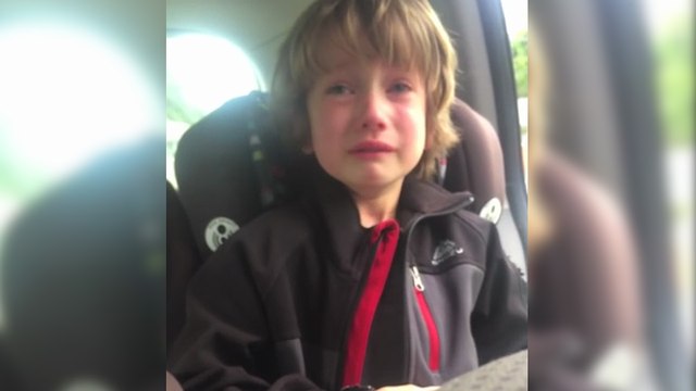 Un petit garçon pleure en apprenant que la Terre est en danger