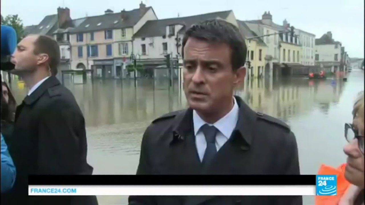 Inondations en France : deux départements du centre en alerte rouge, Manuel Valls sur place