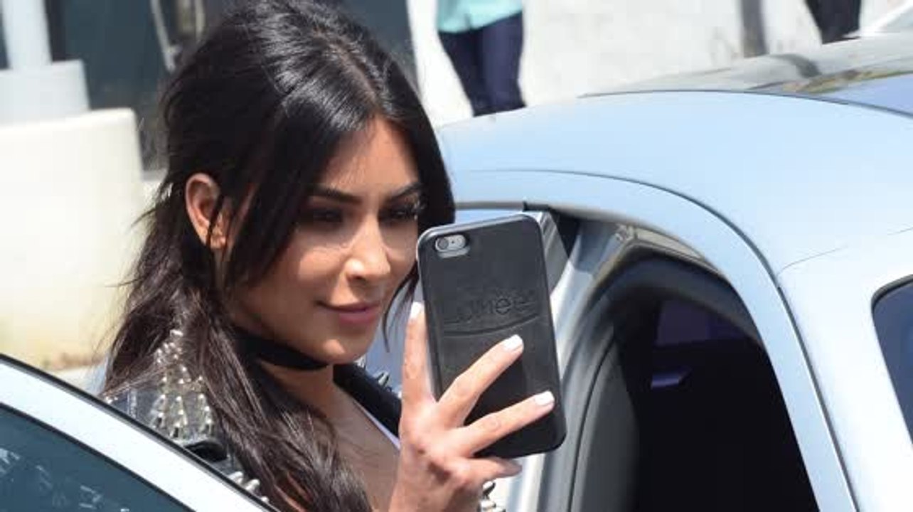 Kim Kardashian und die Paparazzi beim Snapchat Hauptquartier in Venice