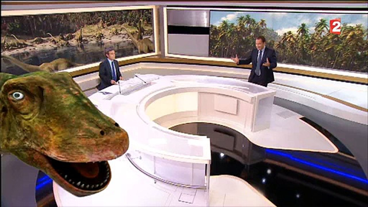 David Pujadas s'amuse avec... un dinosaure sur le plateau du 20h ! Regardez