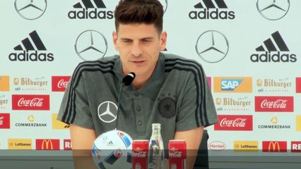 Gomez'den, Podolski'ye esprili gönderme!