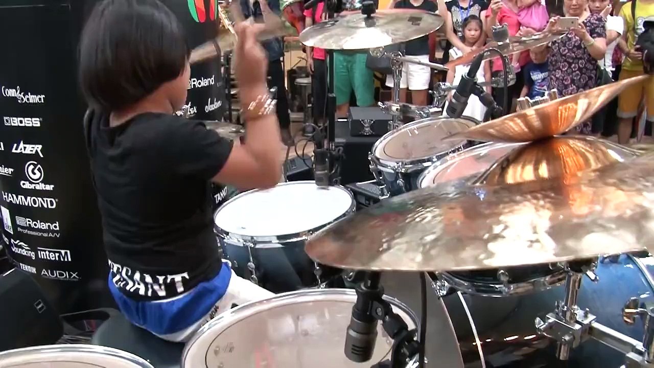 Tuổi nhỏ tài cao....chơi trống cực đỉnh.........