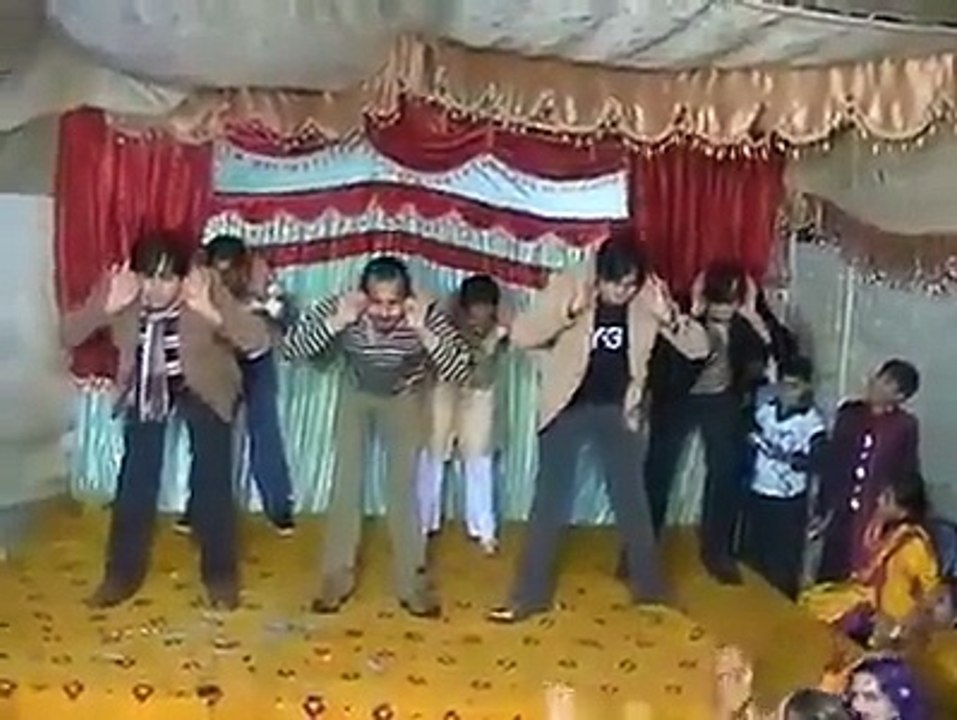 Boys Funny Mehandi Dance Will Make You Laugh