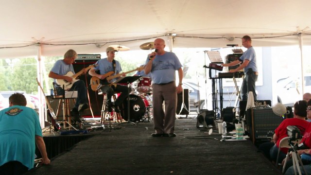 Danny McCorkle & the Katz perform 'Can't Help Falling In Love' Elvis Week 2014
