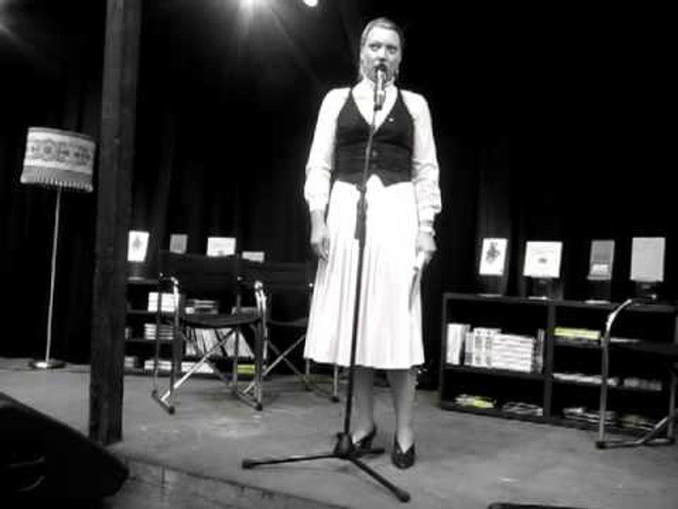 Rebecca Kjelland lese fra sin egen diktsamling. "Leve gammaldansen"
