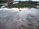 Un homme coincé sur le toit de sa voiture sur l'autoroute inondée en Allemagne