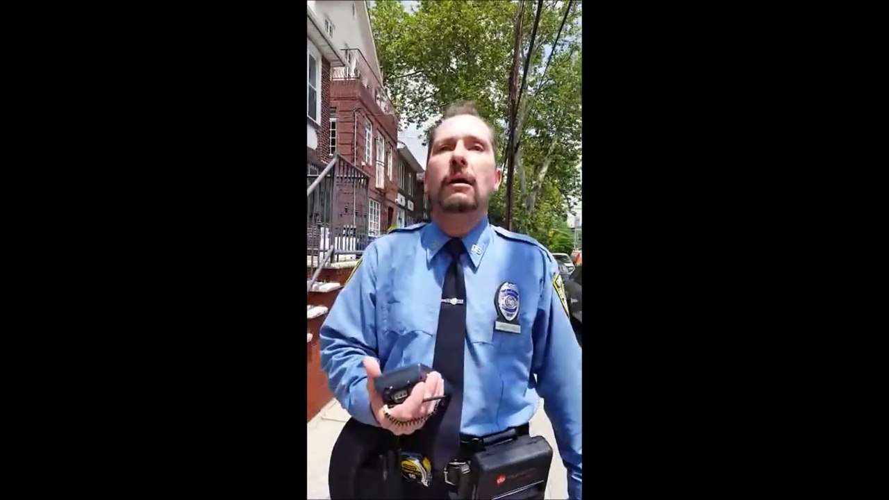 Il pète un plomb en voyant des policiers fouiller  les poubelles pour contrôler le recyclage et lui mettre une amende