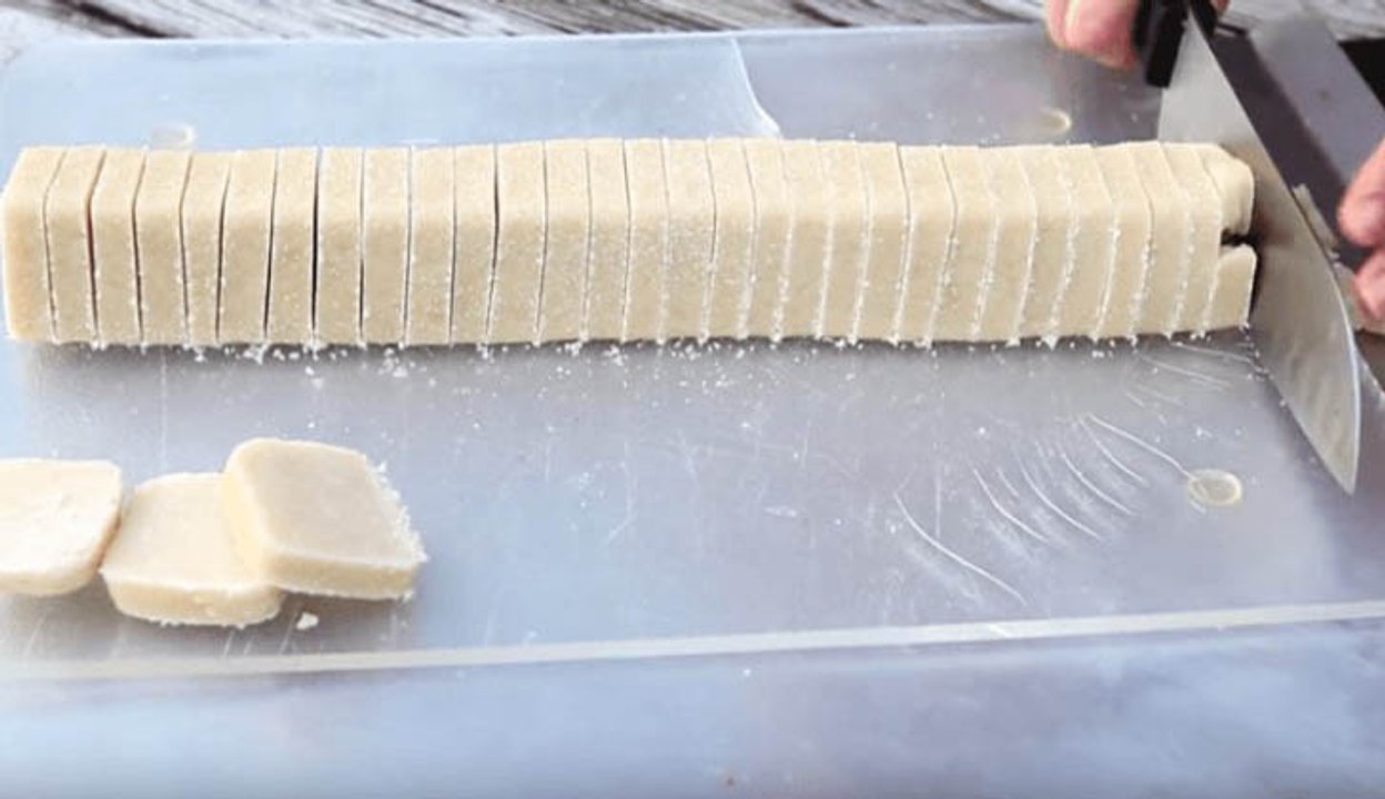 Qualquer pessoa pode fazer estes biscoitos em casa! Levam apenas 3 ingredientes e são deliciosos!