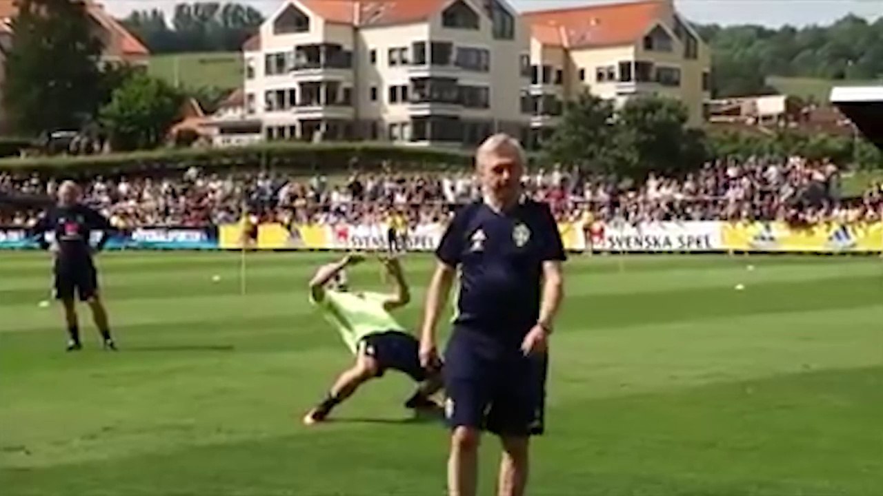 Les skills d'équilibriste d'Ibra avec la Suède