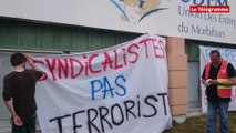 Caudan (56). Une centaine de manifestants devant le Medef Morbihan