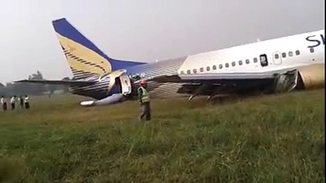 Shaheen Air plane Smash landing gear failure, tyre bursts Lahore Airport NL142