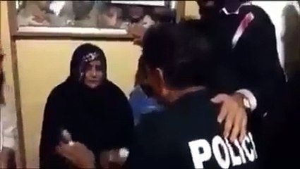 یہ ہمارے ملک کی بے شرم پولیس ہے۔ خواتین ہرگز نہ دیکھیں
