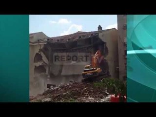 Report TV - Pamjet spektakolare, ja si po shembet në Tiranë godina e INSIG