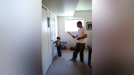 Télécharger la video: Vidéo drôle : un papa qui joue avec son petit fils