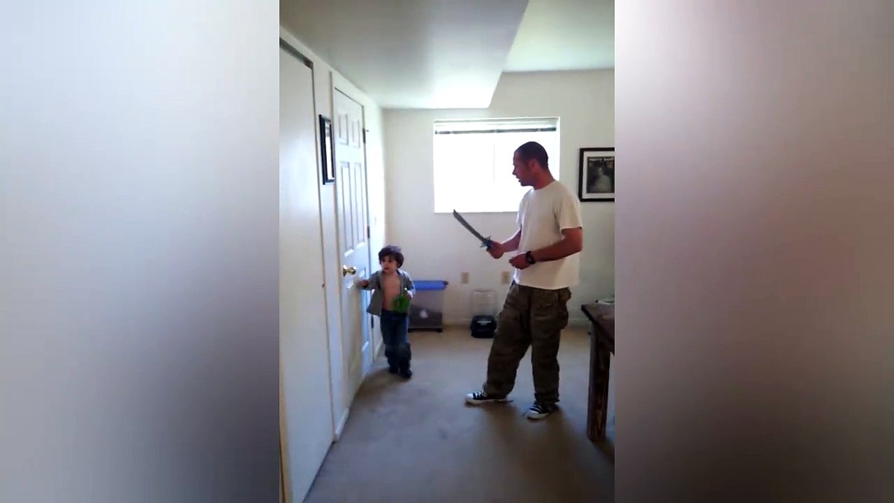 Vidéo drôle : un papa qui joue avec son petit fils