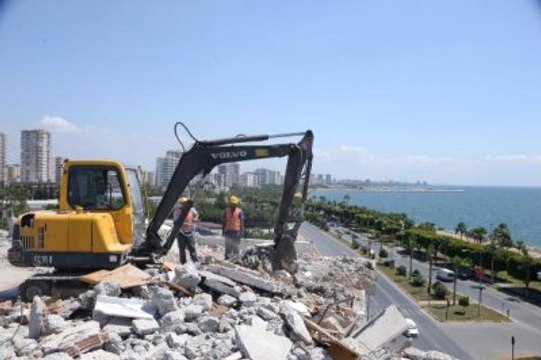 Binanın Tepesine İş Makinası Çıkarıp Yıkım Yapıyorlar