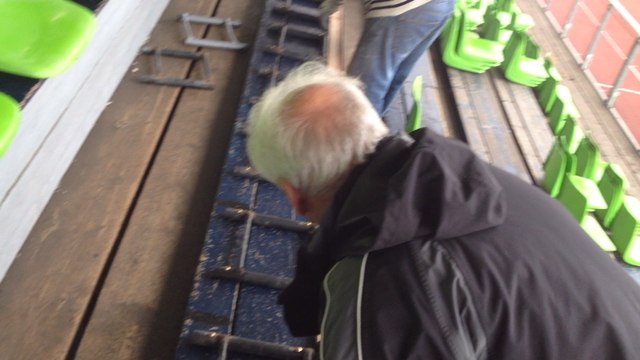 Les bénévoles de l'AF Virois installent 300 sièges dans les tribunes