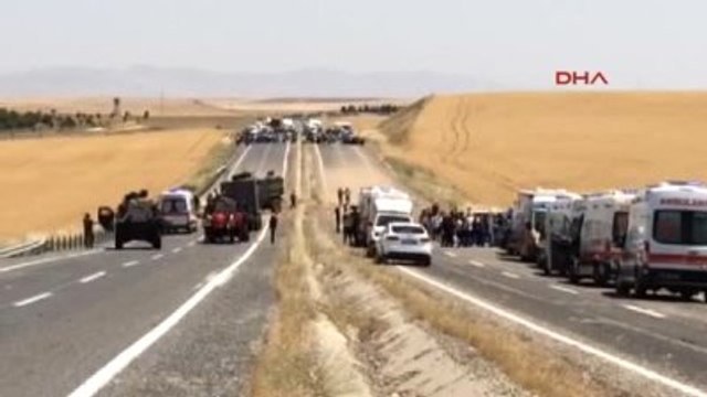 Diyarbakır Silvan Karayolunda Askeri Aracın Geçişi Sırasında Patlama İhbarı Üzerine Bölgeye...